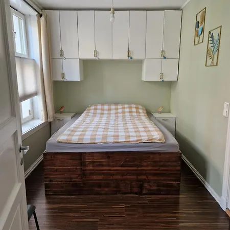 Entire 1-bedroom Flat With Courtyard In Old Town *