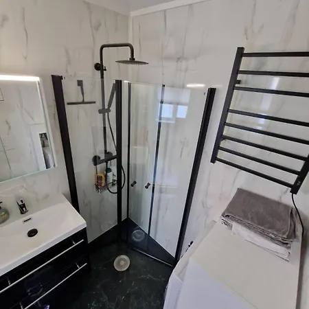 Entire 1-bedroom Flat With Courtyard In Old Town Apartman